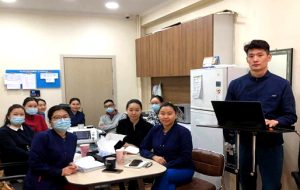 Read more about the article Мэс заслын эмч Б.Манлайбат-ын имплантын сургалт